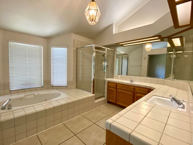 Building Photo - $2,295.00-  3 Bedroom Bullard & Fowler, Cl...