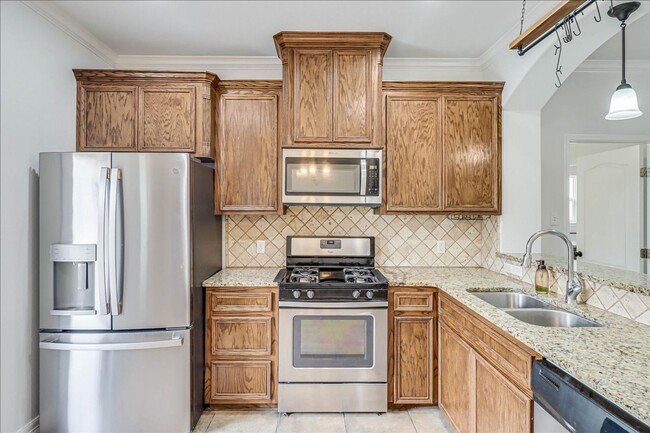 Building Photo - 2533 Lorine Dr