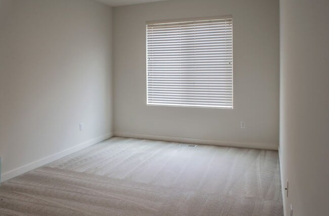 Building Photo - Spacious 1,884 sq ft 3bd 2.5bth home w/ loft & 2 car garage!