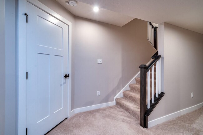Building Photo - 2049 Creswell Dr