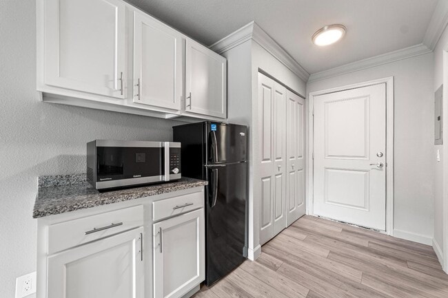 Building Photo - 8050 Baymeadows Cir W
