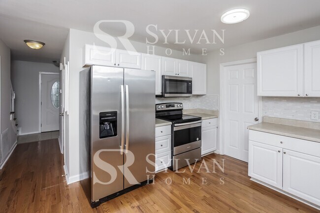 Building Photo - Enjoy Relaxation & Sophistication in this lovely 3 bedroom, 2.5 bath home.