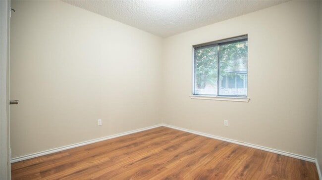 Building Photo - 401 Parkview Dr