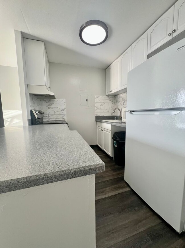 Building Photo - Beautiful 1/1/1 with Sunset Views