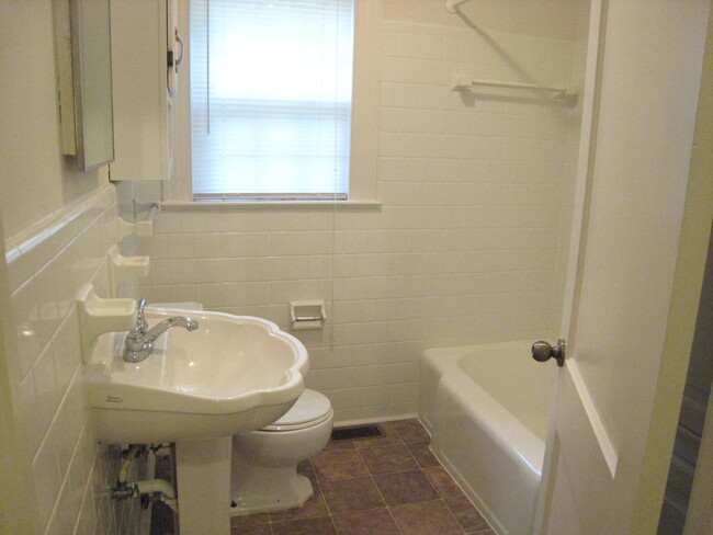 Main bath with tub/shower. - 1911 E 4th St