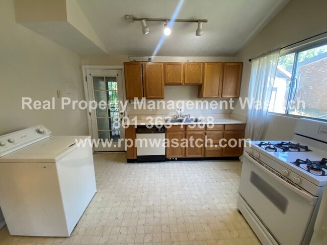 Building Photo - Charming 2 Bedroom 1 Bath House!