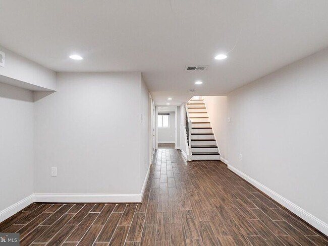Building Photo - 442 N Linwood Ave