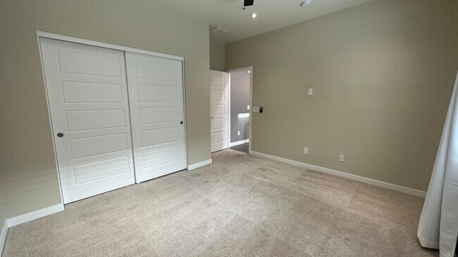 Building Photo - 3/2.5 Condo in Gated Complex