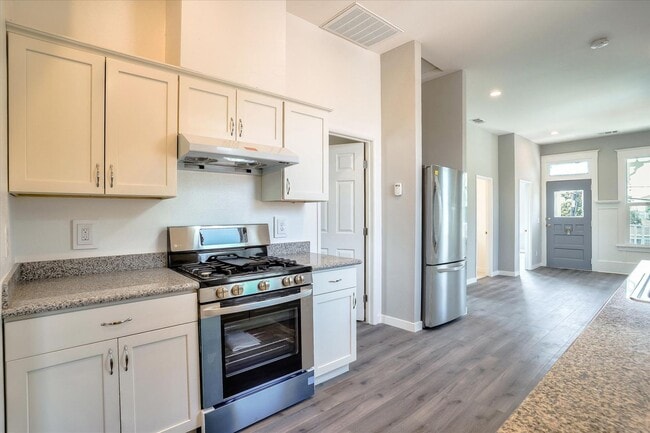 Building Photo - $1,500 MOVE IN SPECIAL!! 3 BED/2 BATH HOME UPPER UNIT AVAIABLE FOR RENT IN OAKLAND, CA!!!!