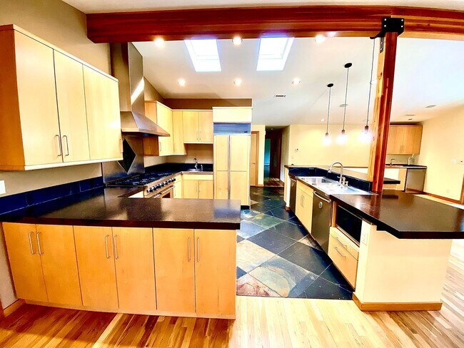 Building Photo - Stunning, 4 Bedroom, 3500 Square Foot, Highland's Home in Boise's North End