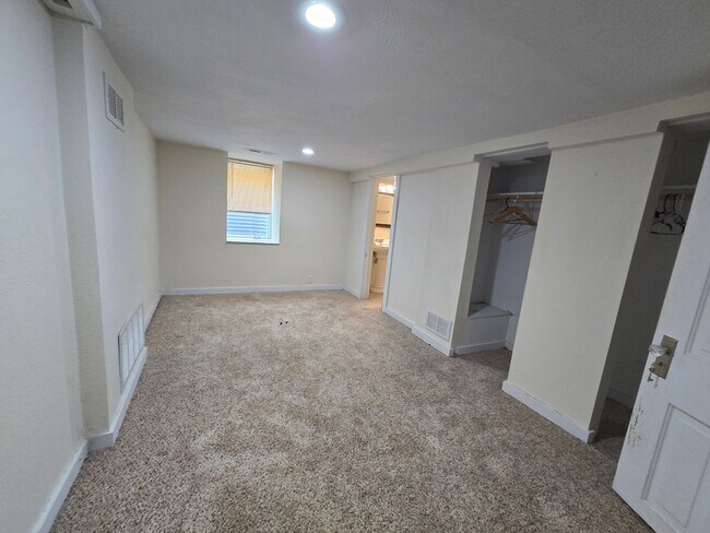 Building Photo - SINGLE FAMILY HOME! Great Location! Laundry, Wood Floors and Parking!
