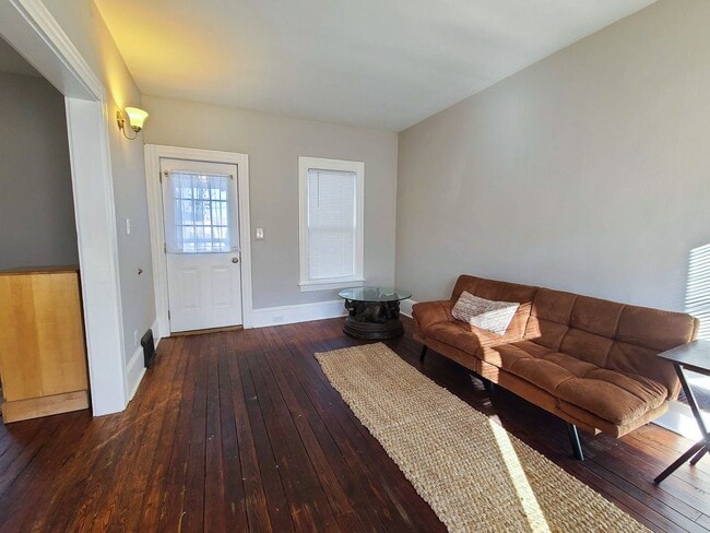 Building Photo - Renovated Private Home