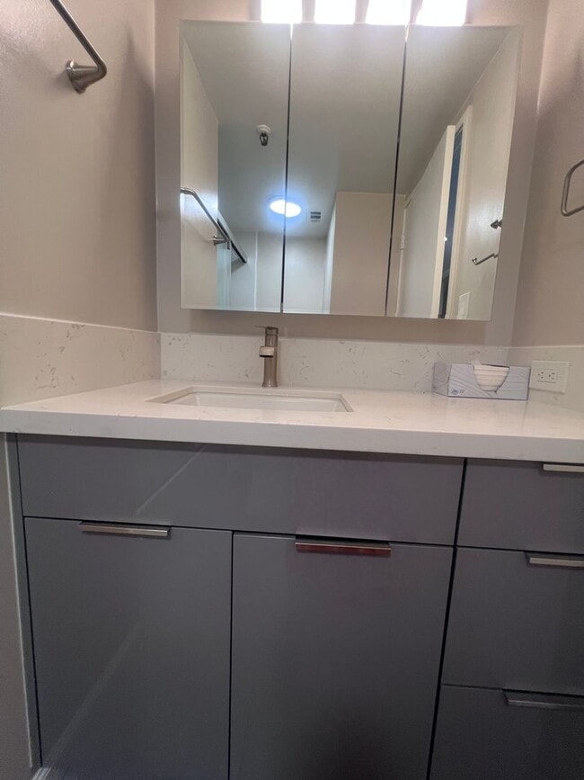 Building Photo - 2 Bedroom, 2 Bath, 2 Parking, AC at Iolani Court Plaza