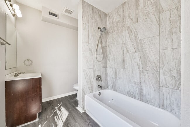 Building Photo - 424 S Broadway St