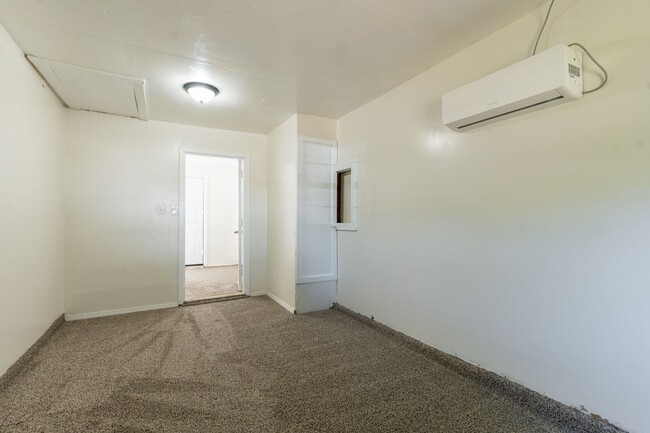 Building Photo - 4-Bedroom Must See!