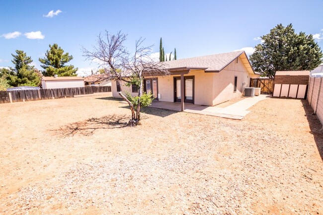 Building Photo - Welcome to this charming 3-bedroom, 2-bath...