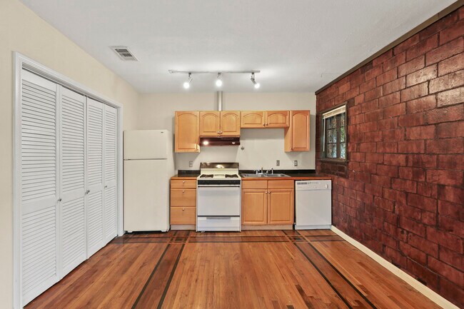 Building Photo - 405 N Praire