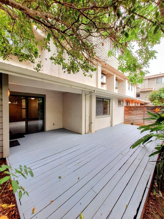 Building Photo - Refurbished Condo on 1st Floor With Laundry, Patio, Garage; Next to Pool!