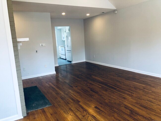 Building Photo - 11 Pond Ln
