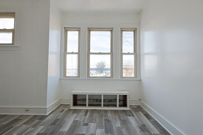 Building Photo - Well-kept 3 Bed, 1 Bath Single Family Home - Schedule your tours now!