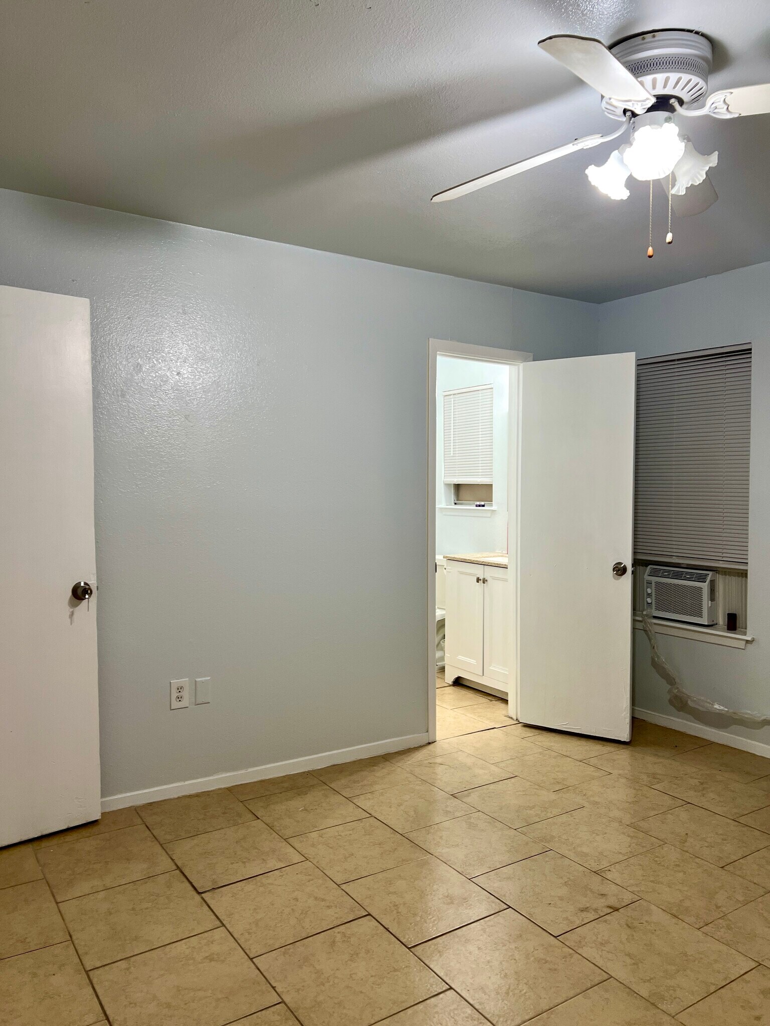 Building Photo - 2112 Tanglewood St