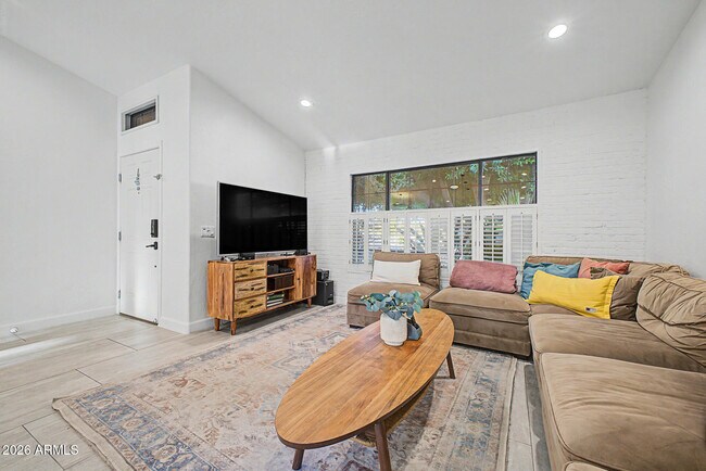 Building Photo - 3040 S Rosemary Dr