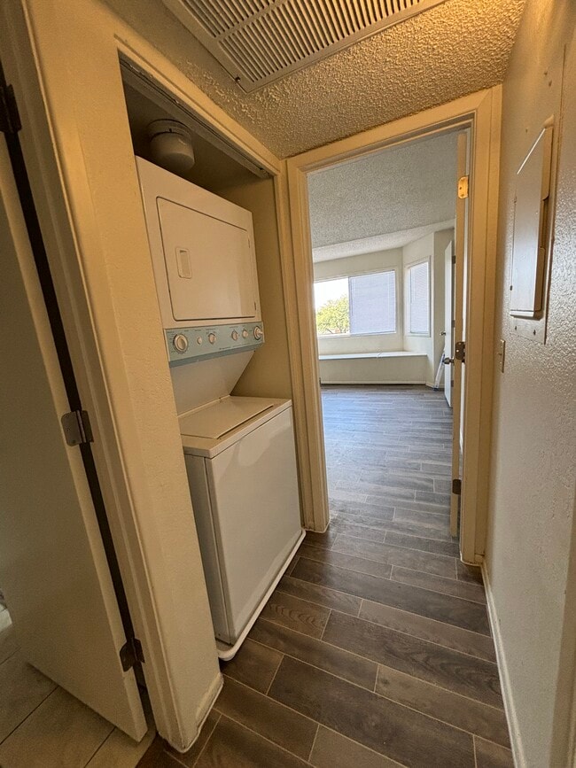 Building Photo - 1714 W Park Wood Ln