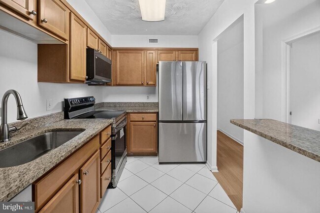 Building Photo - 7400 Lakeview Dr