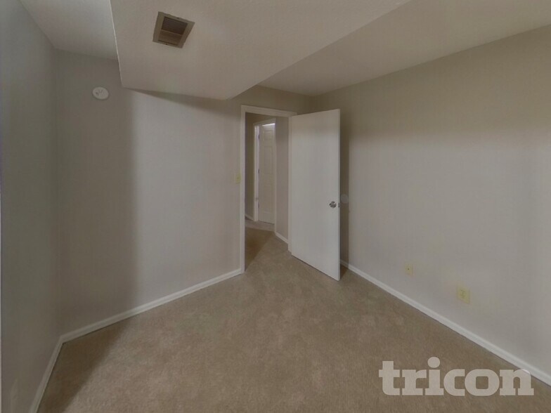 Building Photo - 5528 Old Farm Cir E