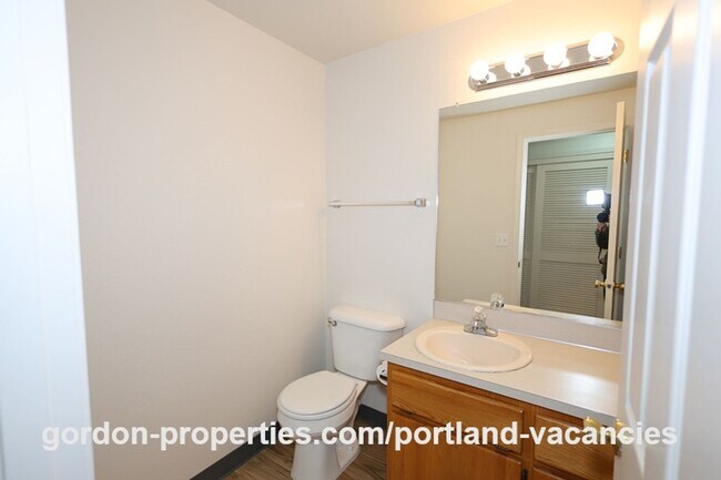 Building Photo - SE 73rd Ave - 3 bedroom townhouse in Mt Scott-Arleta neighborhood