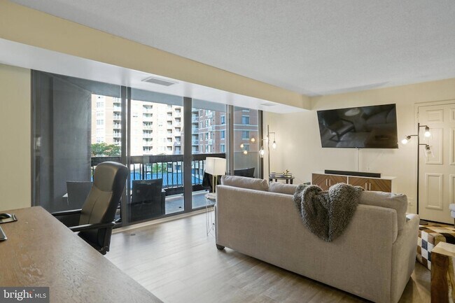 Building Photo - 3800 Fairfax Dr