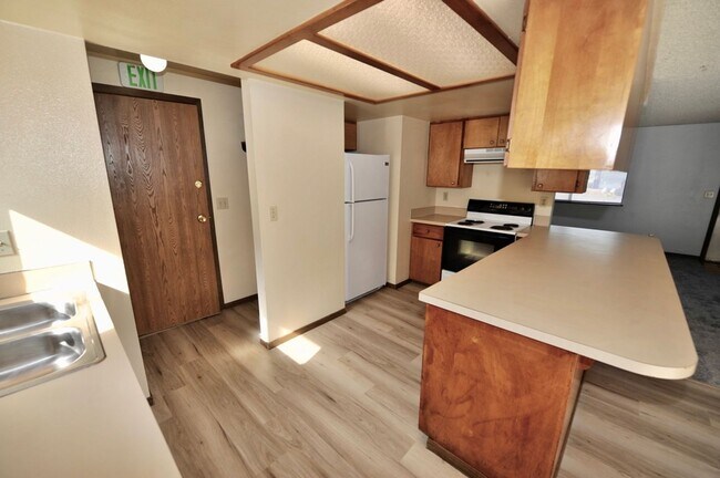 Building Photo - 3 bed 2 bath rancher duplex close to Hayden Lake