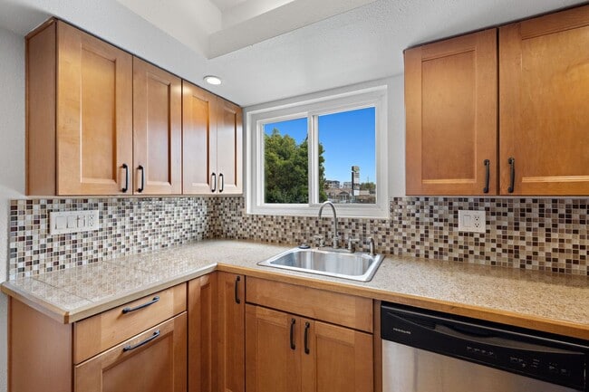 Building Photo - 5430 Linda Vista Rd