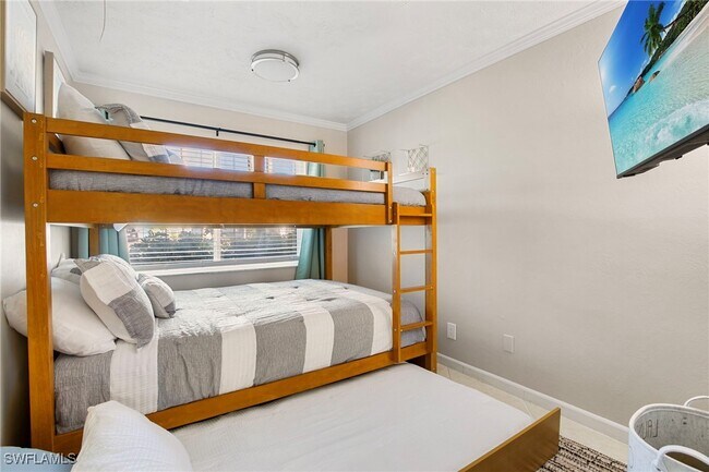 Building Photo - 3830 SE 12th Ave