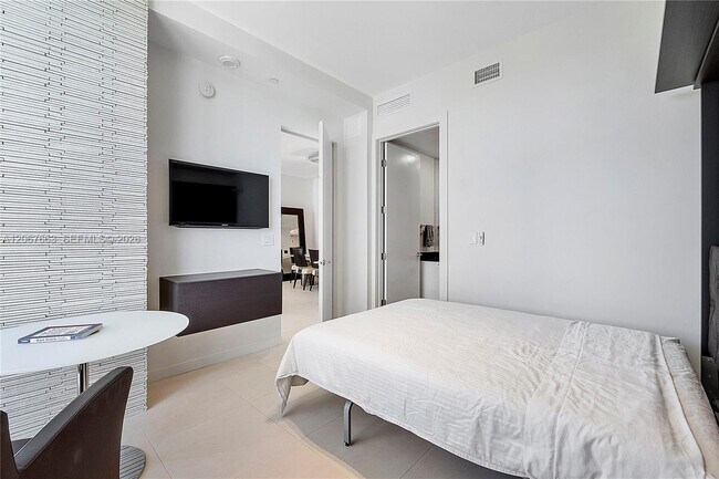 Building Photo - 15811 Collins Ave