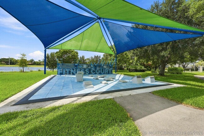Building Photo - 372 W Riverbend Dr
