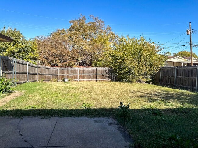 Building Photo - 4 Bedroom / 2 Bath / 2 Car Garage