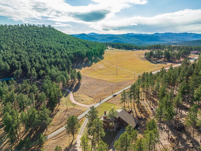 Building Photo - Fully Furnished 5BR Home in the Hills – Move-In Ready