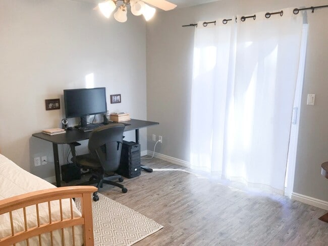 Building Photo - 3 bedroom, 2 bath townhome, end unit, grea...