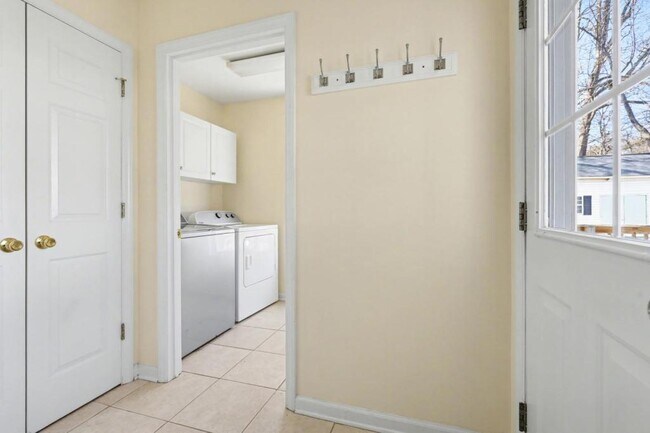 Building Photo - 386 Hill Rd