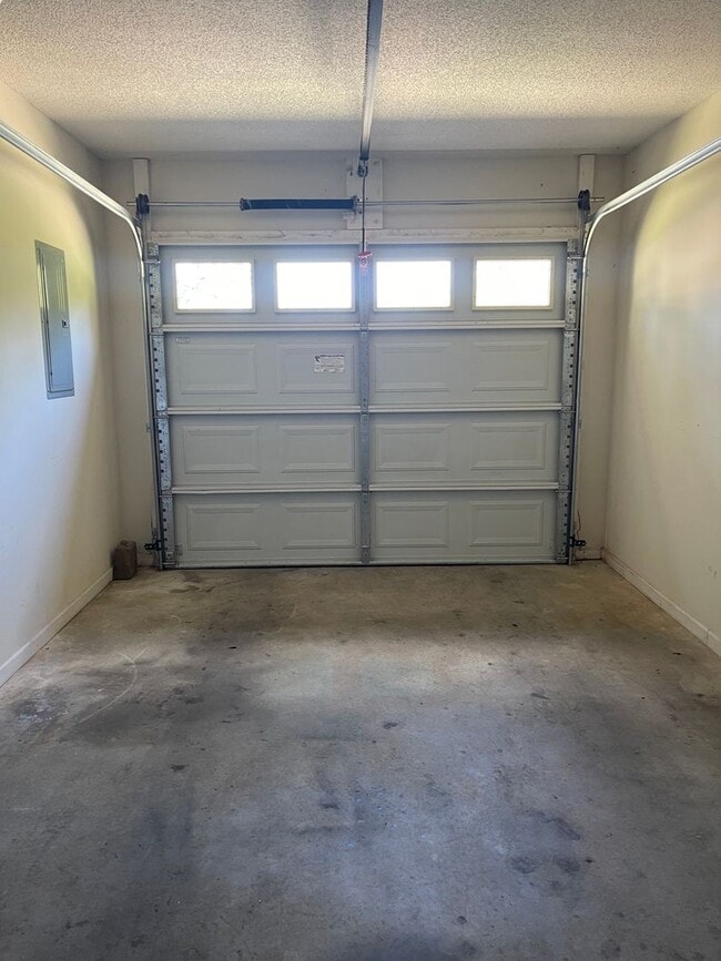 Building Photo - Foxchase Subdivision:  MOVE IN READY!!!!    1/2 OFF 1ST MONTH RENT W/12 MONTH LEASE!!  NEW CARPET...