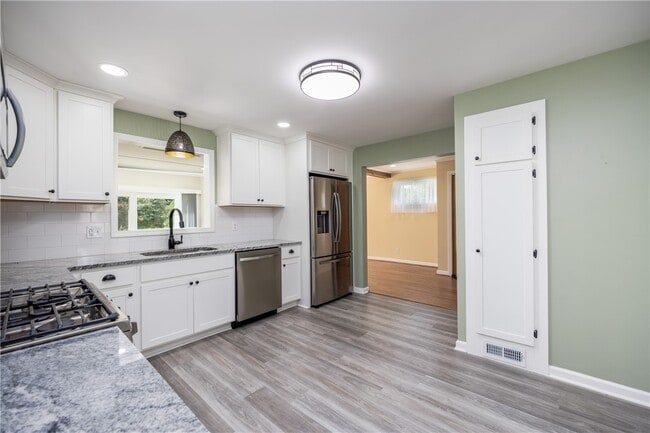 Building Photo - 503 Pineview Dr