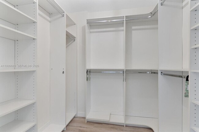 Building Photo - 10101 E Bay Harbor Dr