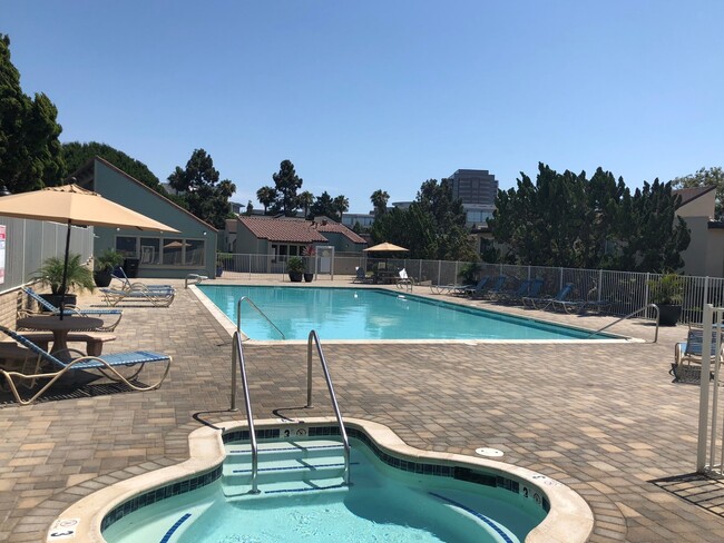 Building Photo - Spacious 3B/2.5BA UTC Townhouse w/ Garage,...