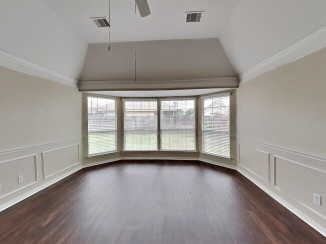 Building Photo - 439 Pinewood Ridge Dr