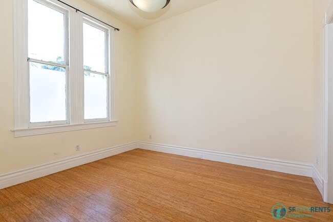 Building Photo - Noe Valley: House-like Apartment w/ 2 Bonus Rooms, Open Floor Plan & W/D in-unit