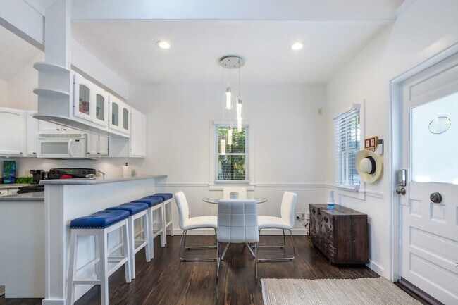 Building Photo - 817 Terry Ln