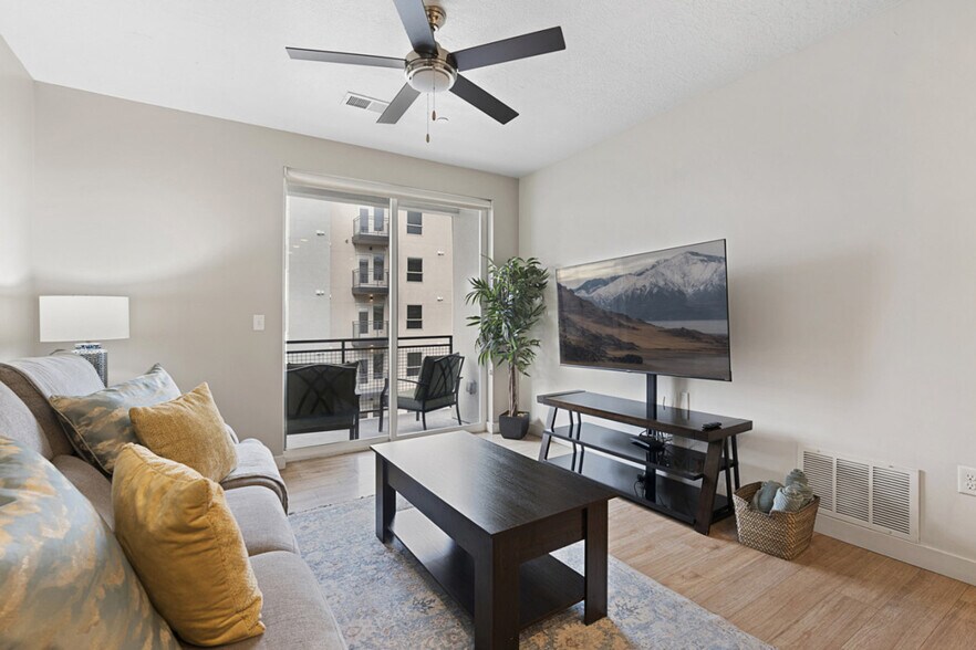 Building Photo - 489 E 400 S