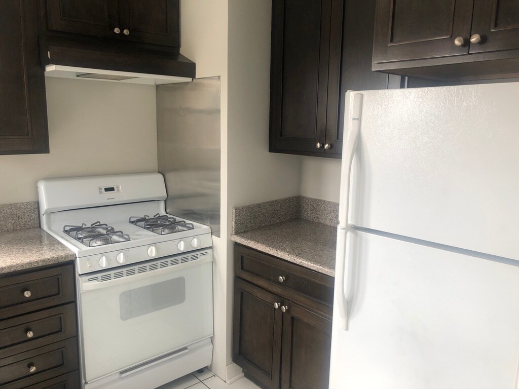 Kitchen - 1250 Edris Dr