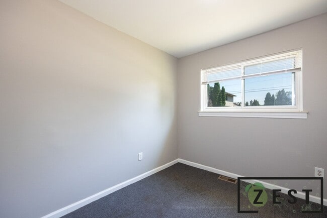 Building Photo - OPEN HOUSE THURSDAY DECEMBER 4TH 2-2:30 PM 3 BED 1 BATH HOME